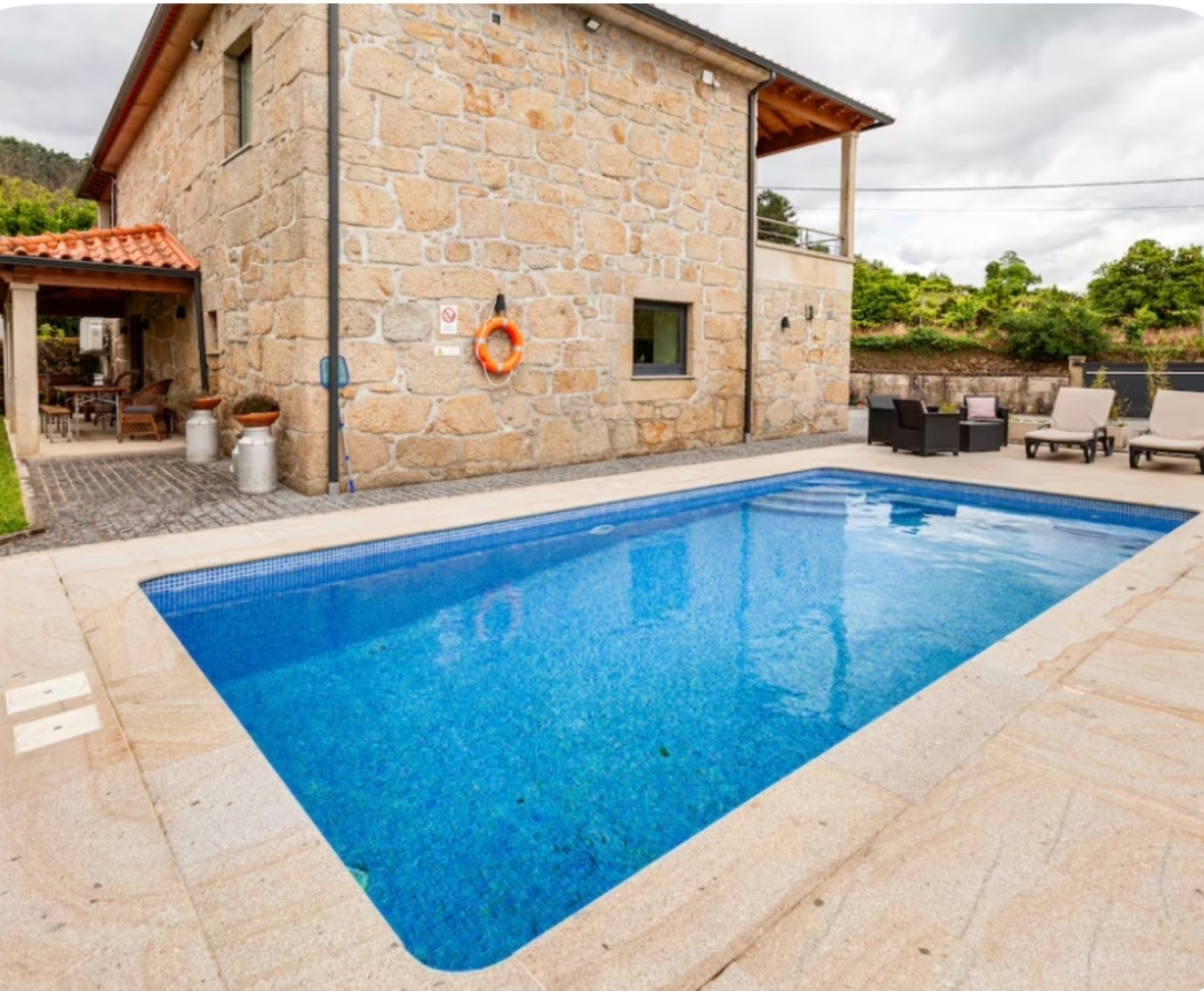 Piscina privada junto à casa da Casa Borlido